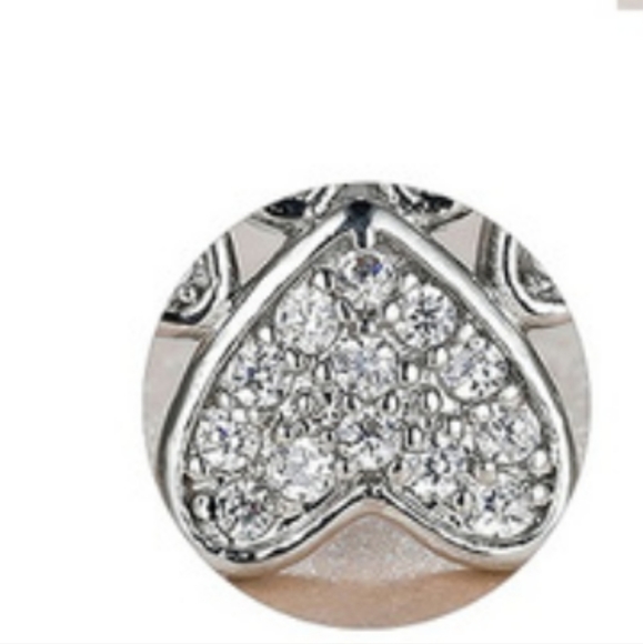 🐾🐾NEW🐾🐾Super Adorable Paw Print earrings with CZ'S - Picture 3 of 13